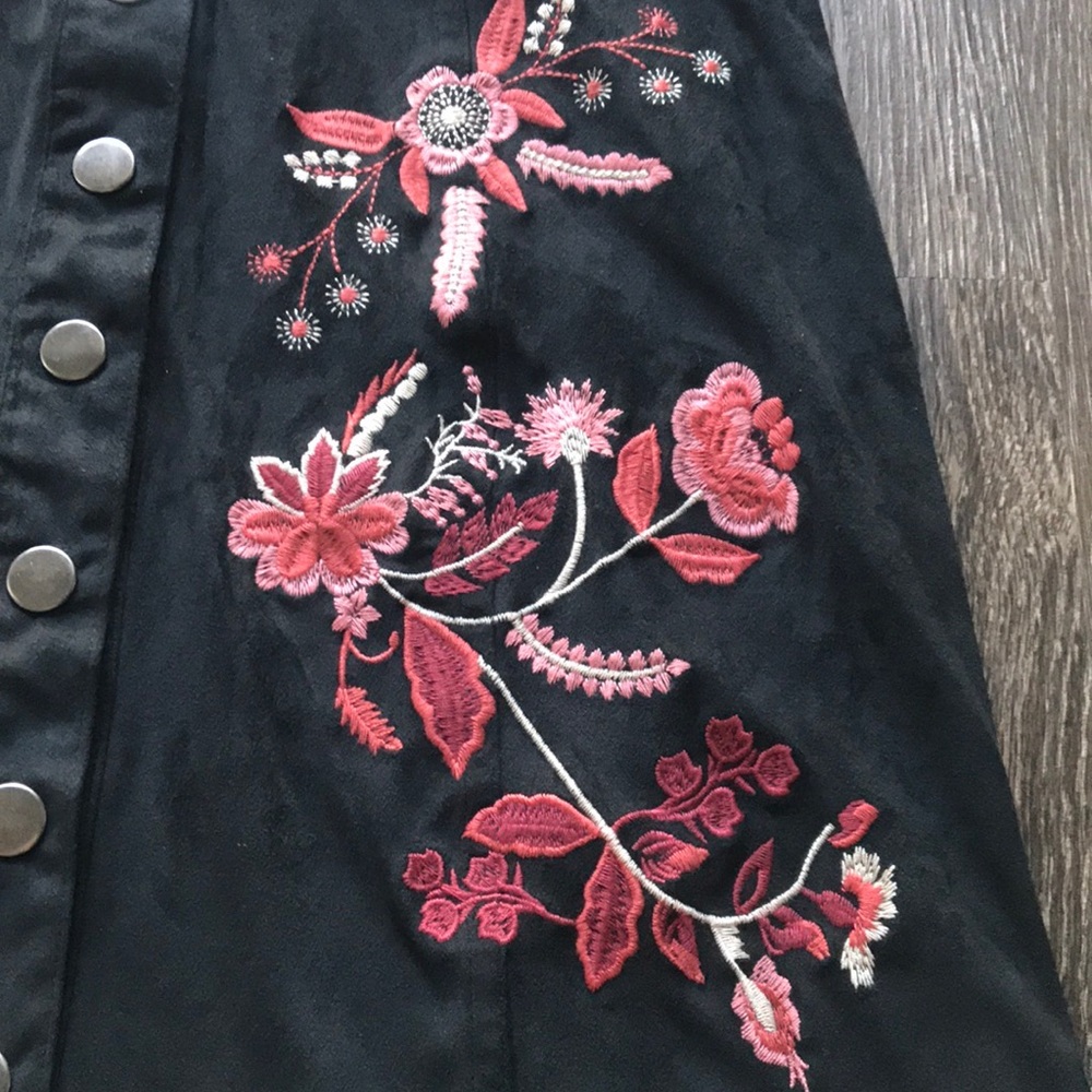 SOLD ✨ Francesca’s Floral Embroidered Suede Skirt - Picture 3 of 7